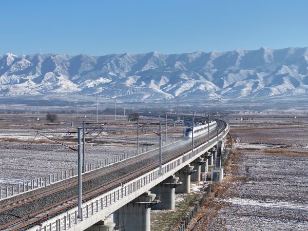 列車經(jīng)過集大原南榆林特大橋   攝影 周樂東  (2)