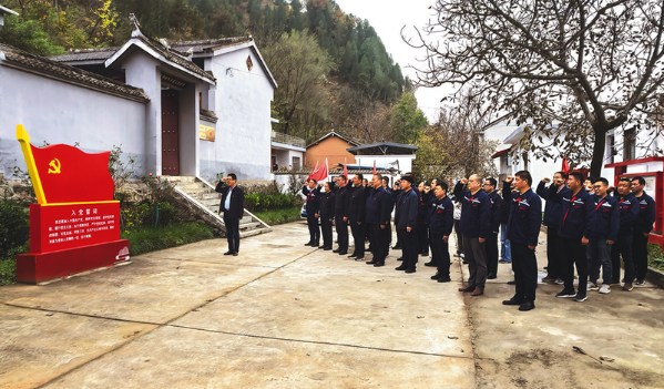 11月1日，中鐵七局西十高鐵項(xiàng)目黨支部開(kāi)展“追尋革命遺跡 砥礪奮進(jìn)前行”主題黨日活動(dòng)，組織黨員干部前往陜西商洛市“麻街地下交通站”紅色教育基地實(shí)地踐學(xué)，旨在充分調(diào)動(dòng)參建員工的積極性、主動(dòng)性和創(chuàng)造性，凝心聚力決戰(zhàn)四季度。