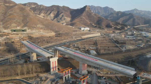 沿太行山高速公路上跨焦柳鐵路立交橋雙幅轉(zhuǎn)體成功